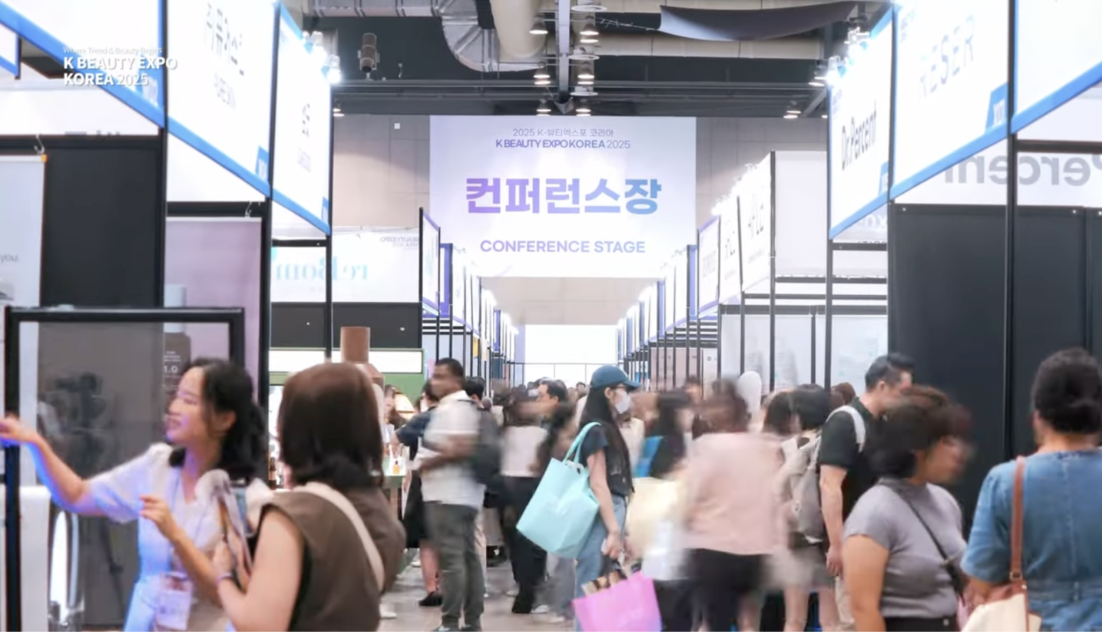 K-BEAUTY EXPO の活気ある会場の雰囲気を表現したビジュアル